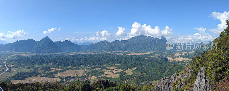 全景山在老挝的Vang Vieng。自然天空云太阳。令人惊叹的旅游胜地，徒步穿越森林和山脉
